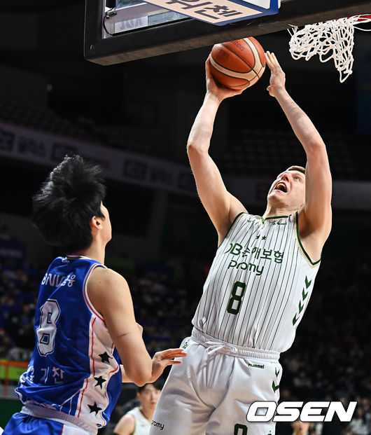 [OSEN=부산, 이석우 기자] 31일 부산 사직체육관에서 2025-2026 LG전자 프로농구 부산 KCC와 원주 DB의 경기가 열렸다.2025년 마지막 경기가 8번째 농구영신으로 열렸다.원주 DB 헨리 엘런슨이 부산 KCC 윤기찬의 마크를 피해 골밑슛을 시도하고 있다. 2025.12.31 / foto0307@osen.co.kr