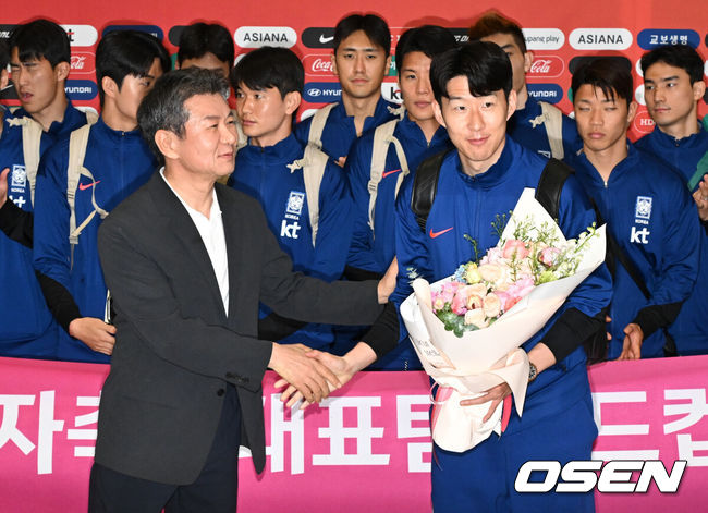 [OSEN=인천공항, 조은정 기자]월드컵 11회 연속 본선 진출에 성공한 한국 축구 국가대표팀이 6일 인천국제공항을 통해 이라크에서 귀국했다.한국은 6일 새벽(한국 시간)이라크 원정서 2-0 승리로 승점 19(5승 4무)점을 확보하면서 월드컵 11회 연속 본선 진출을 확정지었다.정몽규 대한축구협회장(왼쪽)과 축구대표팀 손흥민이 기념촬영을 하고 있다. 2025.06.06 /cej@osen.co.kr