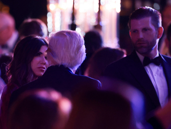 도널드 트럼프 대통령이 신년 전야 파티에서 크리스티 노엠 국토안보부 장관과 에릭 트럼프와 대화하고 있다. 백악관은 이날 파티에 참석한 인사들의 명단을 공개하지 않았다. 로이터=연합뉴스