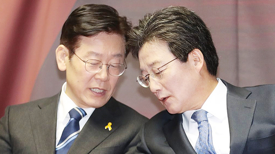 2017년 3월 서울 송파구 잠실학생체육관에서 열린 한국노총 전국단위노조대표자대회에서 이재명 당시 성남시장(왼쪽)과 유승민 바른정당 의원이 대화를 나누고 있다. 연합뉴스