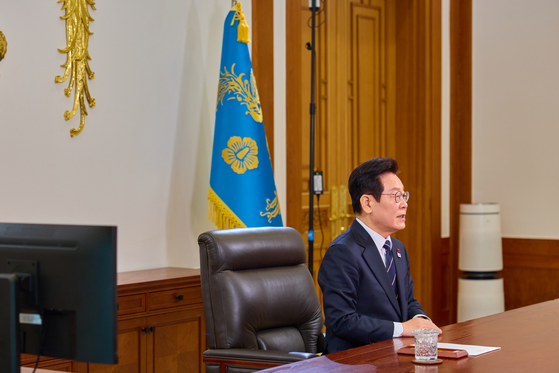 이재명 대통령이 31일 청와대에서 신년사를 읽고 있다. “우리 국민의 인내와 노력이 담긴 ‘회복의 시간’을 넘어, 본격적인 ‘결실의 시간’을 열어젖히겠다”며 “2026년을을 대한민국 대도약의 원년으로 만들겠다”고 말했다. [사진 청와대]