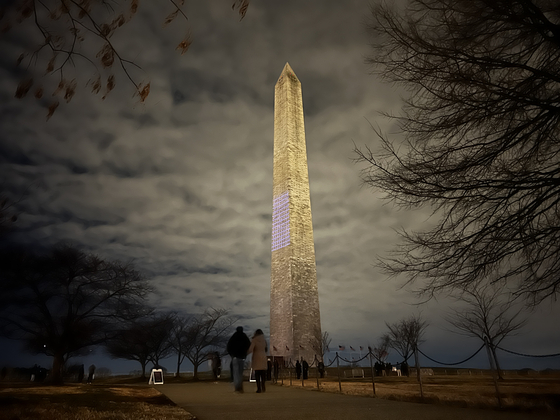 지난해 12월 31일(현지시간) 미국의 수도 워싱턴의 상징물인 독립기념탑에 미국 독립 250주년을 기념하는 조명이 점등됐다. 현지 언론은 이를 ″트럼프가 설계한 1년간의 애국심 행사의 시작″이라고 평가했다. 워싱턴=임상기 기자