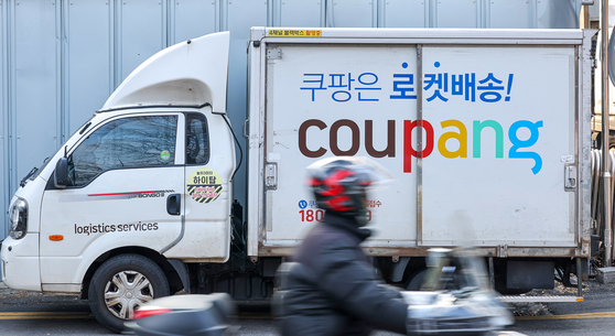서울시내 한 쿠팡 물류센터에 배송트럭이 주차되어 있다. 우상조 기자