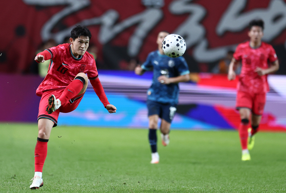 환상적인 왼발 슛은 이동경(왼쪽)의 주 무기다. 연합뉴스