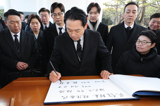 장동혁 국민의힘 대표가 1일 서울 동작구 국립서울현충원 현충탑을 참배한 뒤 방명록 작성을 하고 있다. 임현동 기자