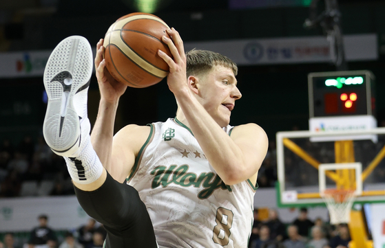 리바운드하는 DB 헨리 엘런슨. 연합뉴스