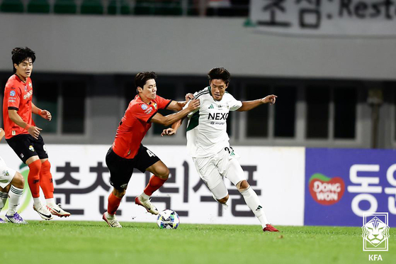 전북과 결별한 베테랑 수비수 홍정호(오른쪽). 사진 대한축구협회