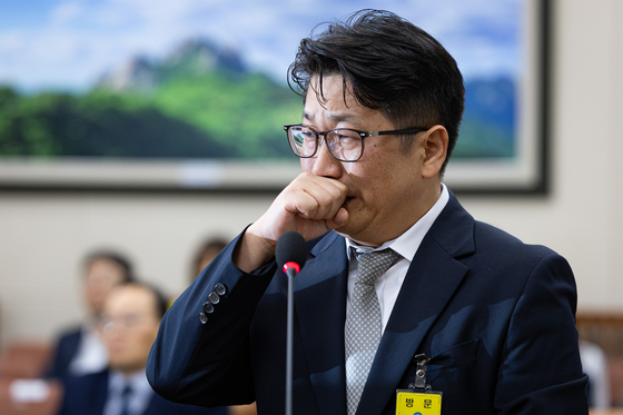 문지석 검사(현 광주지검 부장검사)가 지난해 10월 15일 서울 여의도 국회에서 열린 국정감사에서 눈물 흘리며 쿠팡CFS 퇴직금 미지급 사건을 검찰 지휘부가 불기소 처분하도록 외압을 행사했다고 증언하고 있다. 뉴스1