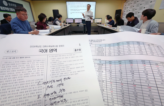 지난해 12월 13일 치러진 수능 국어시험은 대학교수도 풀기 어려울 만큼 어렵다고 해서 논란을 불렀다. 시험 당일 한 입시학원의 문제 분석 장면. [뉴시스]