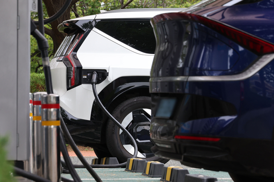지난해 9월 한국자동차모빌리티산업협회(KAMA)에 따르면 지난해 8월 기준 국내 전기차 판매는 2만4409대로 4월 이후 5개월 연속 전년 동월 대비 증가세를 나타냈다. 사진은 지난해 9월9일 서울 여의도 국회에서 전기차가 충전되는 모습. [뉴시스]