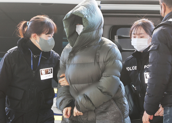  마약 혐의로 경찰 수사 대상에 오른 상황에서 해외로 도피했다가 체포된 남양유업 창업주의 외손녀 황하나 씨가 지난해 12월 26일 경기 안양시 동안구 수원지방법원 안양지원에서 열린 구속 전 피의자 심문(영장실질심사)에 출석하고 있다. 뉴스1