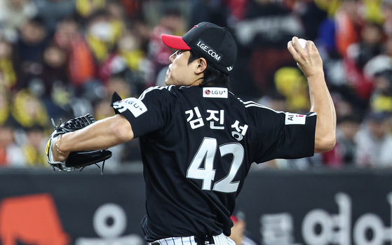 (대전=뉴스1) 김도우 기자 = 29일 대전 한화생명볼파크에서 열린 프로야구 2025 신한 SOL뱅크 KBO 포스트시즌 한국시리즈 3차전 LG 트윈스와 한화 이글스의 경기, 6회말 LG 구원투수 김진성이 등판해 역투하고 있다. 2025.10.29/뉴스1
