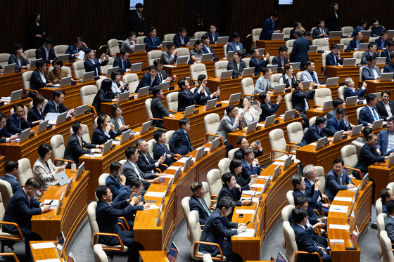 지난해 8월 서울 여의도 국회에서 열린 제428회 국회(임시회) 제2차 본회의에서 상법 일부개정법률안이 통과되자 여당 의원들이 표결 결과를 휴대전화로 촬영하고 있다. 뉴스1