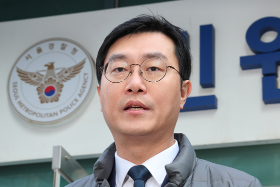 장경태 더불어민주당 의원이 지난 2일 자신의 성추행 의혹 고소인을 무고 등으로 고소하기 위해 서울경찰청 민원실을 방문한 뒤 입장을 설명하고 있다. 연합뉴스