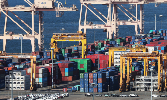 1일 경기도 평택항에 컨테이너가 쌓여 있는 모습. 연합뉴스