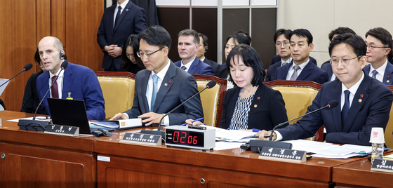 지난해 12월 30일 국회에서 열린 '쿠팡 침해사고 및 개인정보 유출, 불공정 거래, 노동환경 실태 파악과 재발방지 대책 마련을 위한 청문회'에 출석한 해롤드 로저스 쿠팡 임시대표가 의원 질의에 답변하고 있다. 김성룡 기자