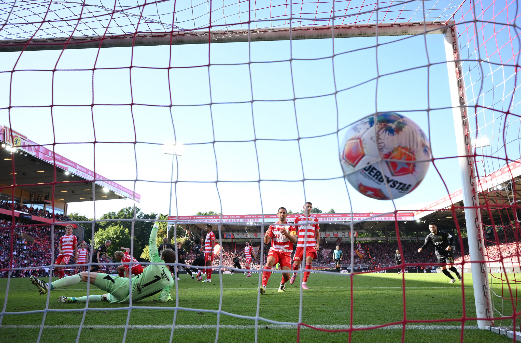 오프사이드 관련 규정의 세밀화와 VAR 도입이 맞물리면서 자연스런 흐름에서 나온 골이 취소되는 경우가 늘어 팬들의 불만이 쌓여 왔다. 로이터=연합뉴스