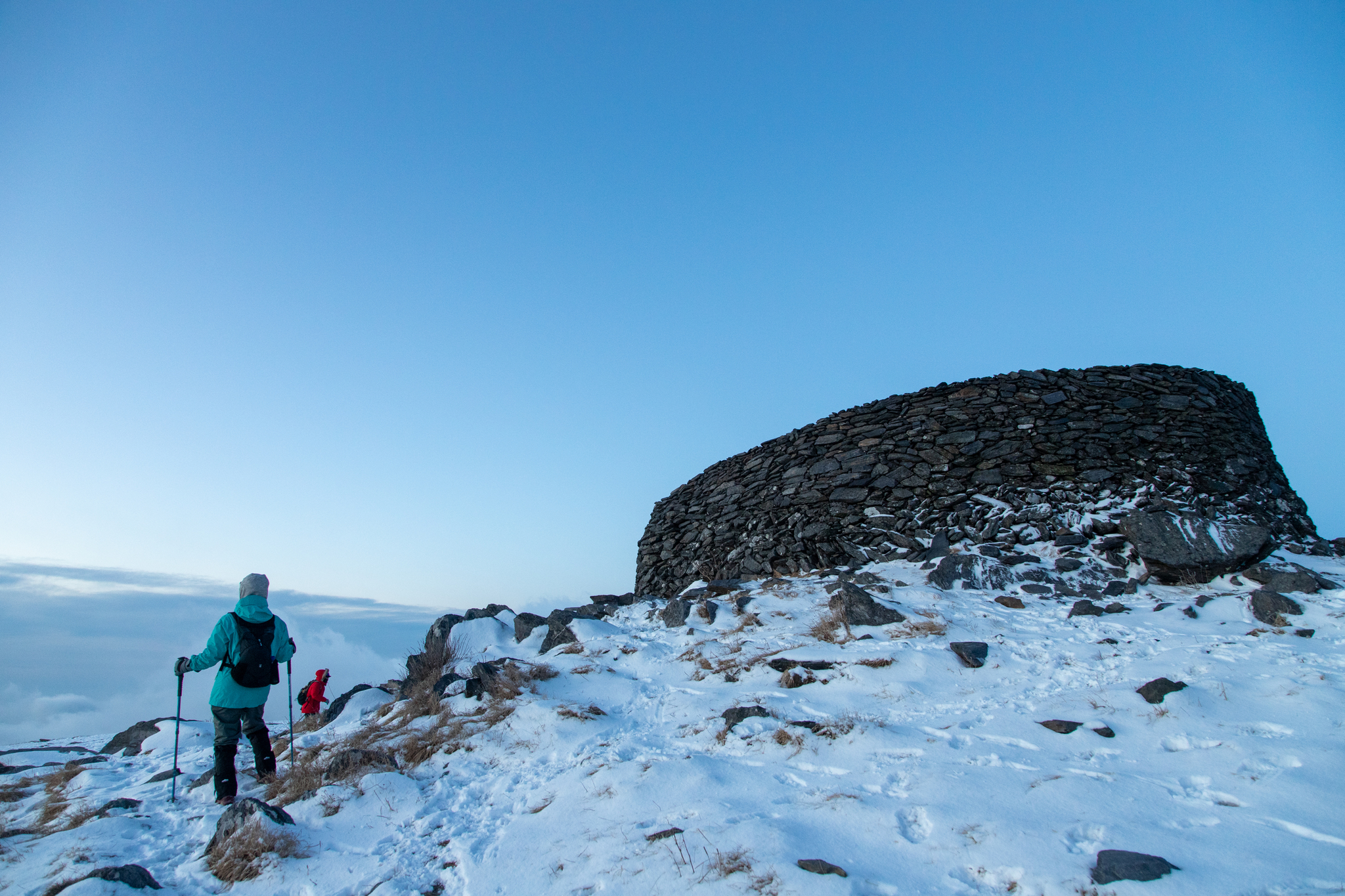 태백산 천제단은 삼국 시대부터 제사를 지내던 곳이다. 지금도 개천절에 천제를 올리고, 수시로 무속인이 찾아와서 기도한다.