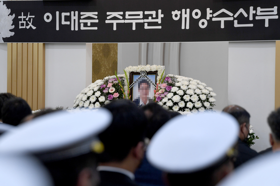 서해상에서 북한군에 피살된 고(故) 이대준 주무관의 영결식이 2022년 9월 22일 전남 목포 한 장례식장에서 열렸다. 해양수산부 서해어업관리단 동료들이 고인을 추모하고 있다. 연합뉴스