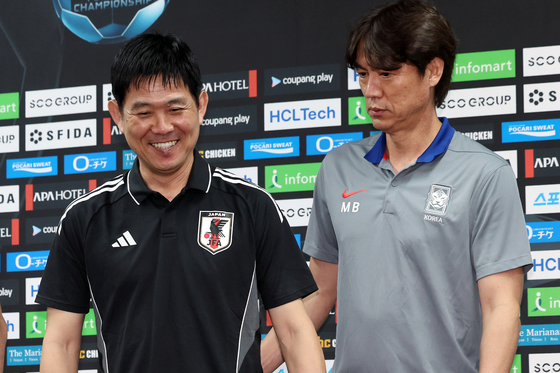 모리야스 하지메 일본 축구대표팀 감독(왼쪽)과 홍명보 감독. 뉴스1