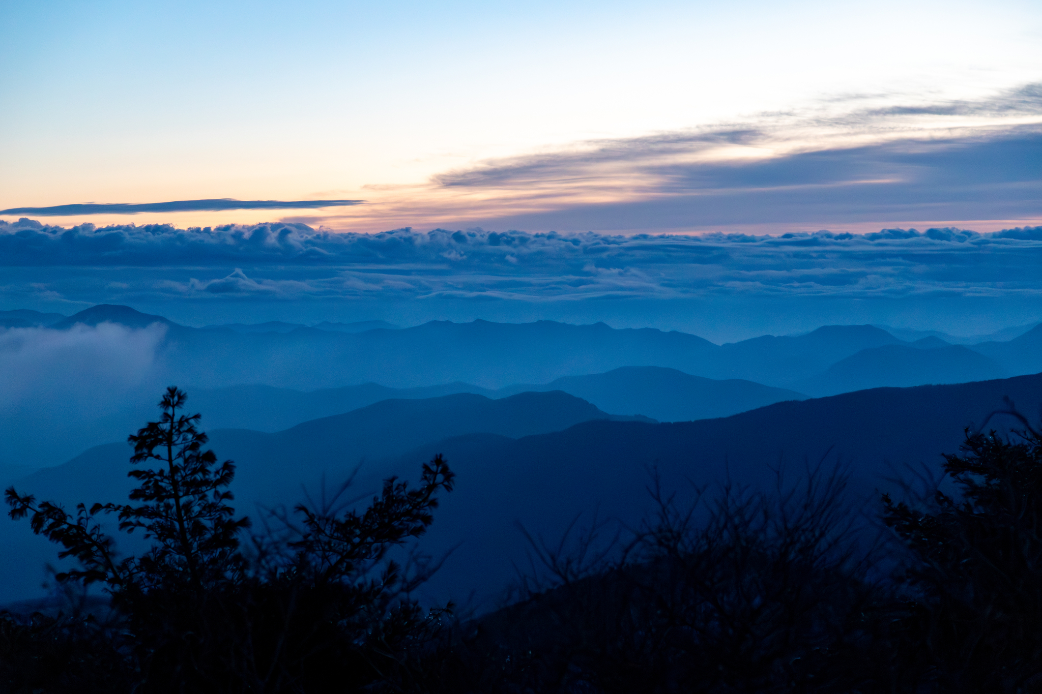 백두대간 산줄기와 운해가 어우러진 모습. 일출을 기대했지만 안개와 구름 탓에 보지 못했다. 맑은 날도 일출을 보기는 쉽지 않다.