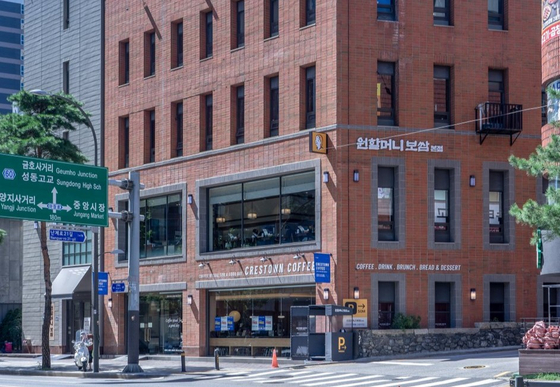 원할머니 보쌈족발이 창립 50주년을 맞아 서울 황학동 본점을 전면 리뉴얼하고 플래그십 공간으로 새롭게 선보였다. 사진 원앤원㈜