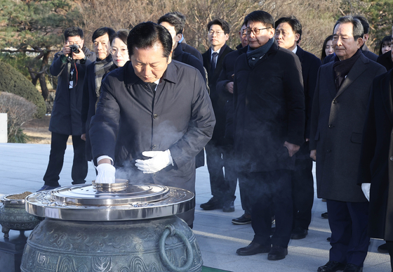 정청래 더불어민주당 대표가 1일 서울 동작구 국립서울현충원을 방문해 현충탑에 분향하고 있다. 임현동 기자