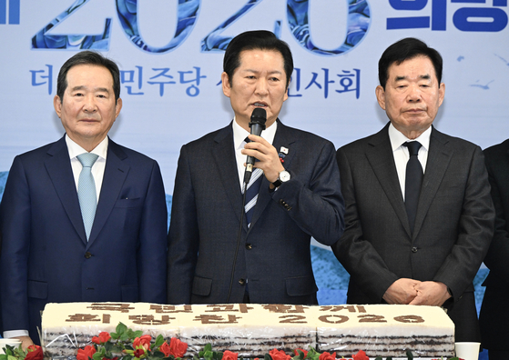 정청래 더불어민주당 대표(가운데)가 1일 서울 여의도 중앙당사 당원존에서 열린 신년인사회에서 인사말을 하고 있다. 임현동 기자