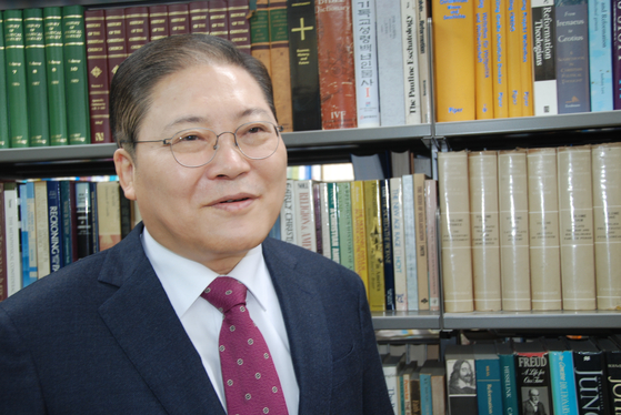 13권의 시집을 출간한 시인이기도 한 소강석 목사는 "자연과 인간에 대한 사랑을 노래하는 게 시"라고 말했다. 중앙포토