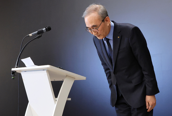 김영섭 KT 대표가 지난달 30일 오후 서울 종로구 KT광화문빌딩에서 열린 정보보안 혁신방안 기자브리핑에서 침해사고와 관련해 고개 숙여 사과하고 있다. 뉴스1