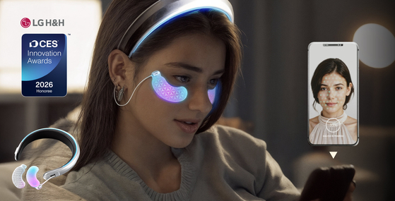 LG생활건강이 CES 2026에서 뷰티부문 혁신상을 수상한 ‘하이퍼 리쥬버네이팅 아이 패치’ 착용 모습. 사진 LG생활건강