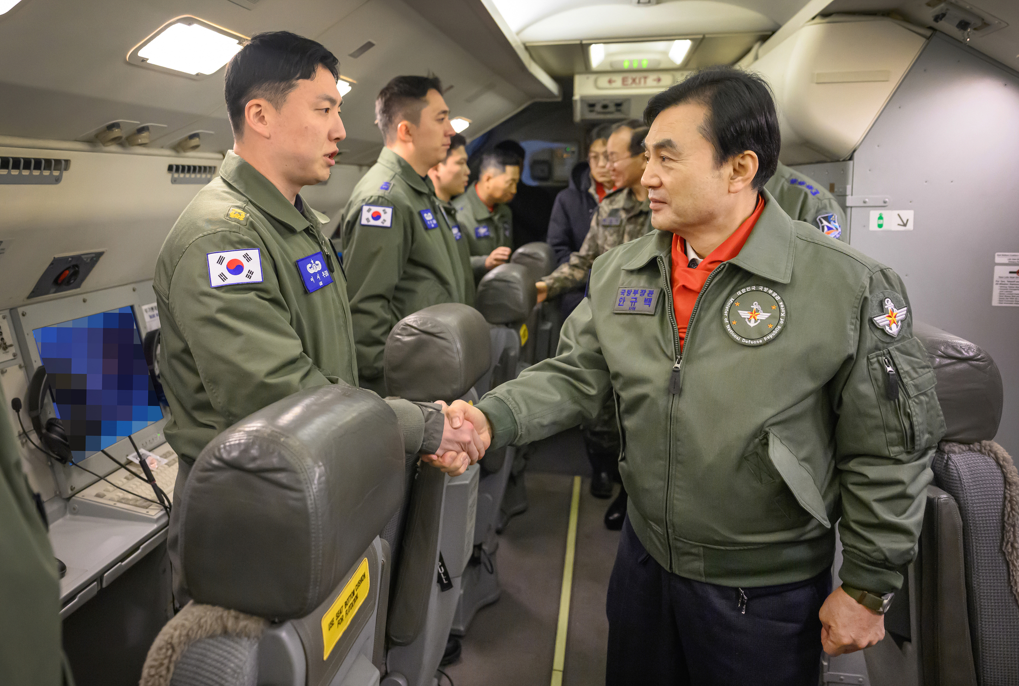 안규백 국방부 장관이 1일 공군 항공통제기(E-737)에 탑승해 항공통제사를 격려하고 있다. 사진 국방부