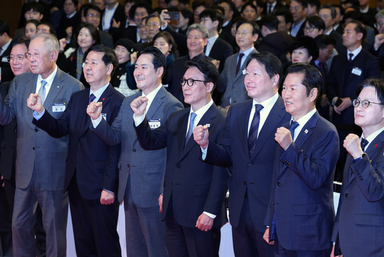 김민석 국무총리와 최태원 대한상공회의소 회장 등 참석자들이 2일 오후 서울 중구 대한상공회의소에서 열린 2026 경제계 신년인사회에서 기념촬영하고 있다. 사진공동취재단