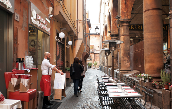 이탈리아 중부 아브루초의 와인 바 거리. 피노 그리지오 화이트 와인을 잔술로 마실 수 있다. [사진 이영지]