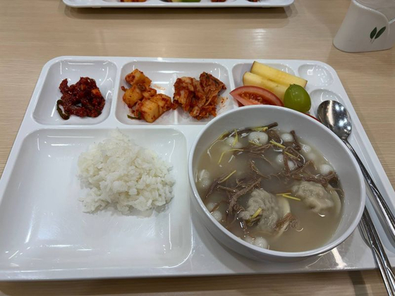 강훈식 대통령비서실장이 지난 1일 청와대 직원식당에서 이재명 대통령과 떡국 조찬을 하는 모습을 공개했다. 사진 강훈식 실장 페이스북 캡처