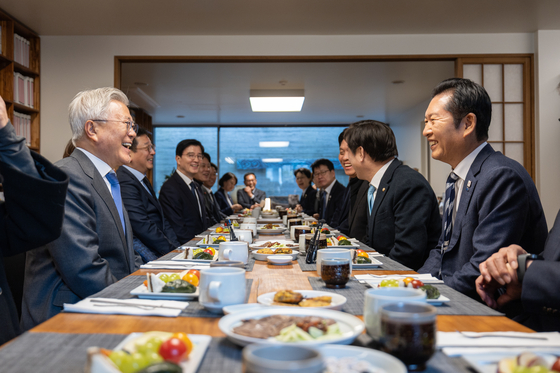 정청래 더불어민주당 대표(오른쪽)가 1일 오후 경남 양산 평산마을에서 문재인 전 대통령(왼쪽)을 예방하고 있다. [사진 더불어민주당]