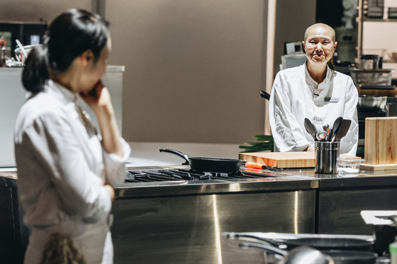 ‘흑백요리사’ 시즌2의 4라운드에서 같은 조였다가 1대1 사생전을 벌이게 된 선재 스님(오른쪽)과 김희은 셰프. [사진 넷플릭스]