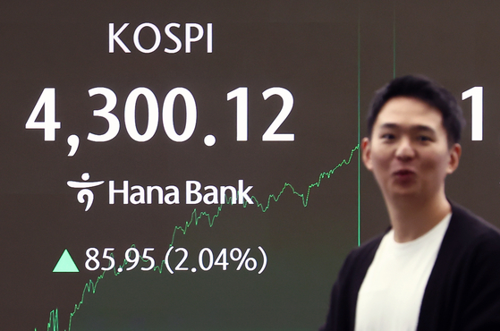 코스피가 새해 첫날 장중 4300선을 돌파하며 최고치를 경신한 2일 오후 서울 중구 하나은행 딜링룸 전광판에 코스피 지수가 나오고 있다. 뉴스1