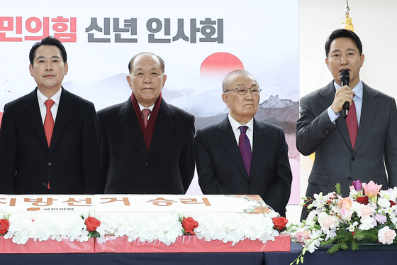 오세훈 서울시장이 1일 국민의힘 신년인사회에 참석해 발언하고 있다. 왼쪽부터 장동혁 당대표, 황우여·장경우 상임고문, 오 시장. 임현동 기자