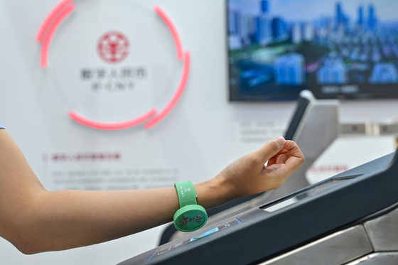 지난해 9월 13일 '중국국제서비스무역교역회(CIFTIS)' 서우강(首鋼)산업단지 공상은행 부스 직원이 디지털 위안화 하드 월렛을 이용한 지하철 개찰구 통과 방법을 시연하고 있다. 신화통신