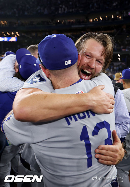 [사진] 클레이튼 커쇼가 2025 월드시리즈 우승 후 맥스 먼시와 포옹하며 기뻐하고 있다. ⓒGettyimages(무단전재 및 재배포 금지)
