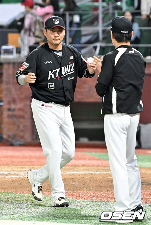 [OSEN=인천, 민경훈 기자] 25일 오후 인천 SSG랜더스필드에서 ‘2025 신한 SOL BANK KBO리그’ SSG 랜더스와 KT 위즈의 경기가 진행됐다.이 경기에서 KT는 SSG에 10-1 완승을 거두며 4연승을 질주했다. 3위 SSG를 잡은 5위 KT는 SSG를 1.5게임차로 맹추격했다. 4위 삼성도 키움전 승리를 거두면서 3위 경쟁은 결과를 예측할 수 없는 혼돈에 빠졌다.경기를 마치고 통산 1000경기를 치른 KT 이강철 감독이 장성우에게 1000경기 기념구를 받고 있다. 2025.09.25 / rumi@osen.co.kr