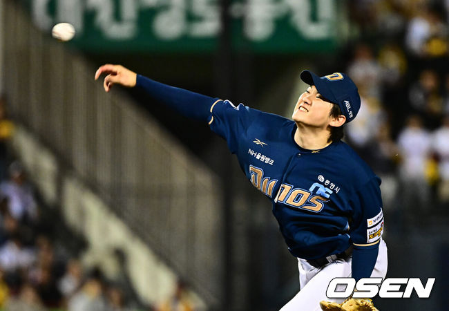 [OSEN=잠실, 지형준 기자] 1일 서울 잠실구장에서 ‘2025 신한 SOL Bank KBO리그’ LG 트윈스와 NC 다이노스의 경기가 열렸다.LG는 우승 매직넘버 ‘1’을 남겨두고 있다. 시즌 마지막 경기에서 우승 샴페인을 터뜨릴 수 있다.NC는 전날 KT에 9-4 승리를 거두며 5위로 올라섰다. 6위 KT에 승차없이 승률에 앞선 5위다.7회말 NC 전사민이 역투하고 있다. 2025.10.01 /jpnews@osen.co.kr