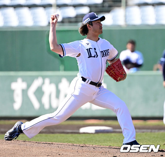 [OSEN=미야자키(일본), 지형준 기자] 두산 베어스가 26일 일본 미야자키 산마린 스타디움에서 일본프로야구 세이부 라이온스와의 구춘대회 첫 경기를 가졌다.두산은 2차 스프링캠프 연습경기 1승 1무 1패를 기록 중이다. 첫 경기 세가사미전 1-8 패배에 이어 세이부 라이온스전 5-4 승리, 요미우리 자이언츠 2군전 0-0 무승부를 거뒀다.1회초 세이부 이마이가 역투하고 있다. 2025.02.26 /jpnews@osen.co.kr