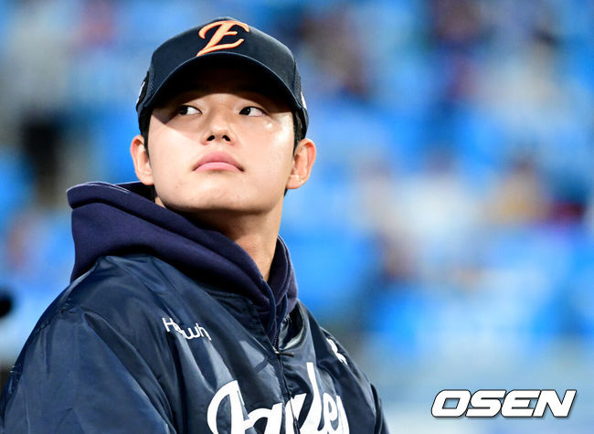 [OSEN=대구, 최규한 기자] 21일 대구 삼성라이온즈파크에서 ‘2025 신한 SOL Bank KBO리그’ 포스트시즌 플레이오프 3차전 삼성 라이온즈와 한화 이글스의 경기가 열렸다.홈팀 삼성은 아리엘 후라도, 방문팀 한화는 류현진을 선발로 내세웠다.경기를 앞두고 한화 문동주가 관중석을 바라보고 있다. 2025.10.21 / dreamer@osen.co.kr