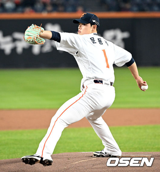 [OSEN=대전, 이대선 기자] 31일 대전 한화생명볼파크에서 2025 신한 SOL Bank KBO리그 포스트시즌 한국시리즈 5차전 한화 이글스와 LG 트윈스의 경기가 열렸다.이날 경기에 한화는 문동주를, LG는 톨허스트를 선발투수로 내세웠다. 1회초 무사에서 한화 선발투수 문동주가 역투하고 있다. 2025.10.31 /sunday@osen.co.kr