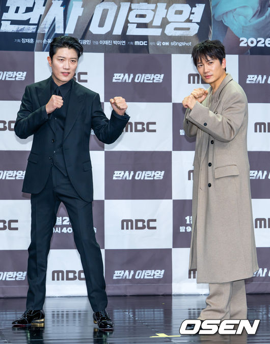 [OSEN=민경훈 기자] 2일 오후 서울 마포구 상암동 MBC 골든마우스홀에서 MBC 새 금토드라마 ‘판사 이한영’ 제작발표회가 열렸다.MBC 새 금토드라마 ‘판사 이한영’(기획 장재훈, 극본 김광민, 연출 이재진, 박미연)은 거대 로펌의 노예로 살다가 10년 전으로 회귀한 적폐 판사 이한영이 새로운 선택으로 거악을 응징하는 정의 구현 회귀 드라마다.	배우 박희순과 지성이 포즈를 취하고 있다. 2026.01.02 / rumi@osen.co.kr