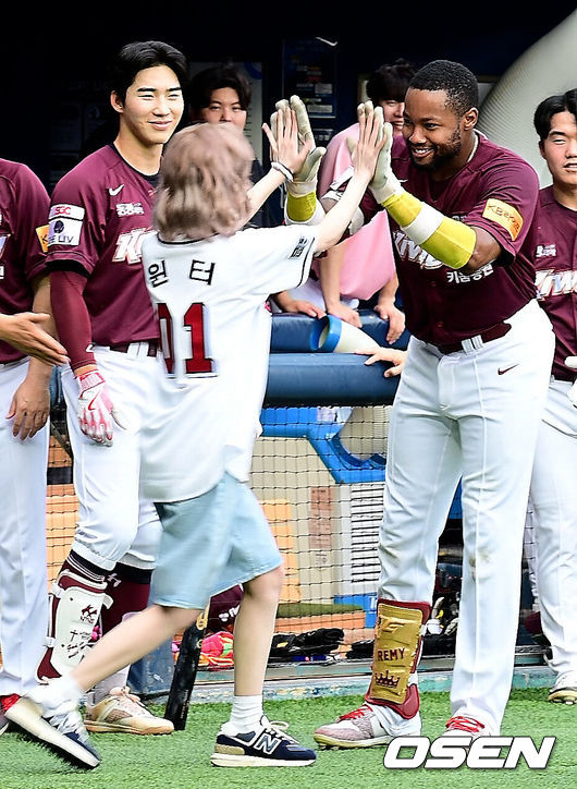 [OSEN=잠실, 지형준 기자] ‘코리안특급’ 박찬호의 조카 김윤하(키움 히어로즈)가 두산 베어스를 상대로 감격의 데뷔 첫 승을 따냈다.프로야구 키움 히어로즈는 25일 서울 잠실구장에서 열린 2024 신한 SOL뱅크 KBO리그 두산 베어스와의 시즌 12차전에서 82분 우천중단 끝6-1로 승리했다.키움은 최근 2연패, 잠실구장 4연패에서 탈출하며 시즌 39승 55패를 기록했다. 반면 3연승이 좌절된 두산은 51승 2무 47패가 됐다.경기에 앞서 키움 도슨이 시구를 위해 그라운드에 들어선 에스파 윈터와 하이파이브를 하고 있다. 2024.07.25 / jpnews@osen.co.kr