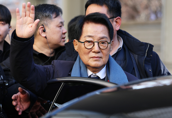 '서해 공무원 피격 사건' 은폐 시도 및 '월북 몰이' 혐의로 기소된 박지원 전 국가정보원장이 지난해 12월 26일 1심 무죄를 선고받고 지지자들에게 인사하고 있다. 뉴스1