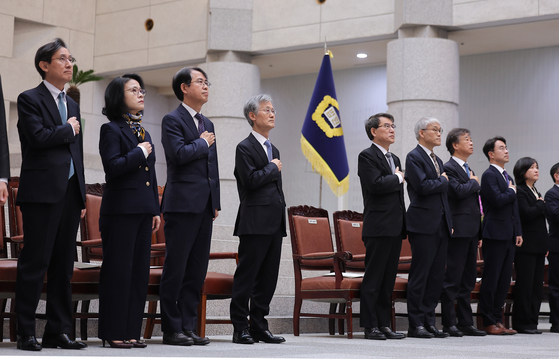 조희대 대법원장을 비롯한 대법관들이 2일 서울 서초구 대법원에서 열린 2026년 대법원 시무식에서 국기에 대한 경례를 하고 있다. 뉴스1